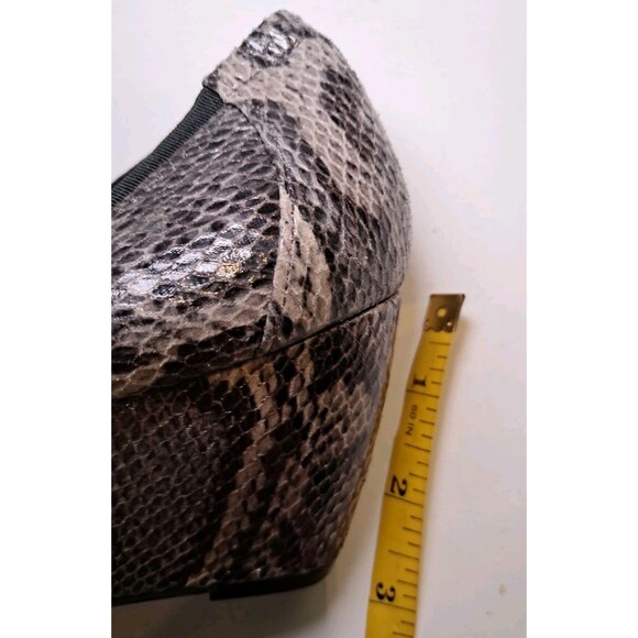 BCBG Paris Snakeskin Wedge Shoes 2.5" Heel Slip On Size 8B Pumps Gray Brown - Picture 10 of 10